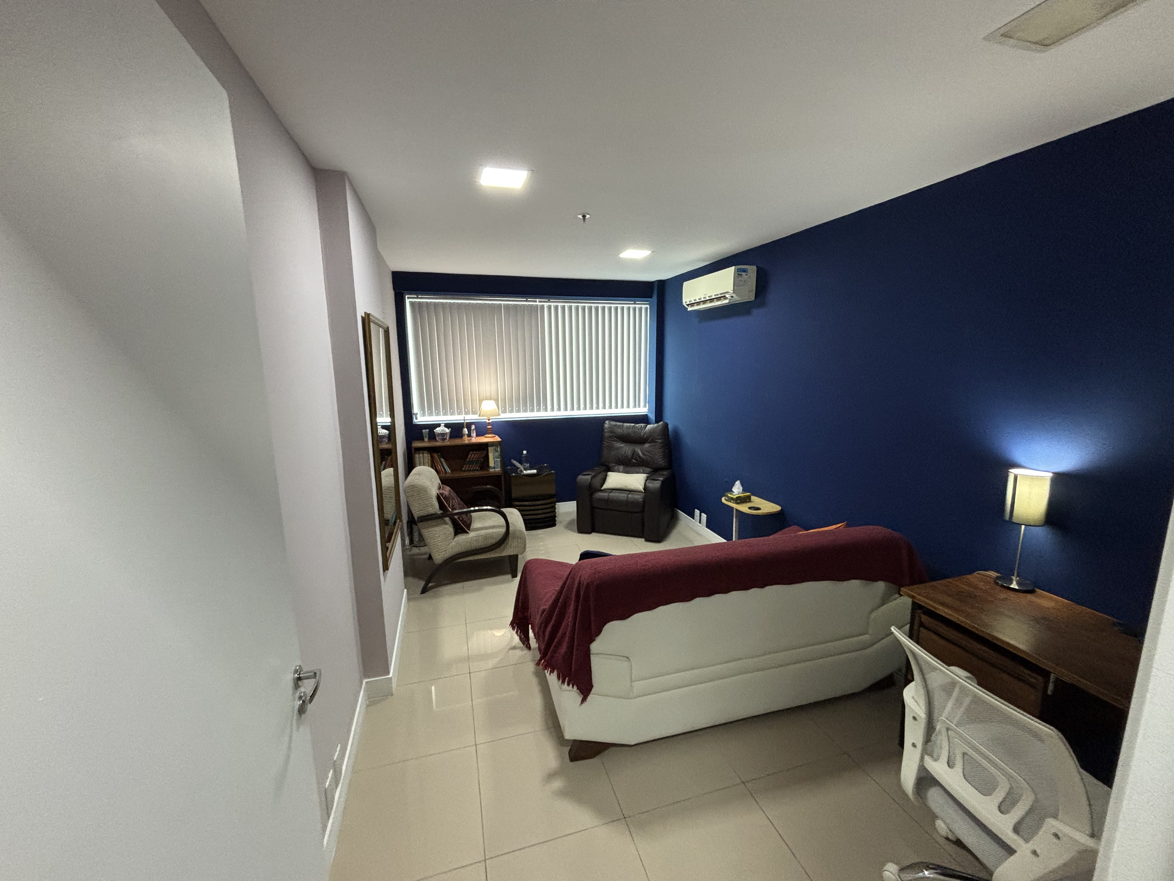 Sala de atendimento com duas poltronas
